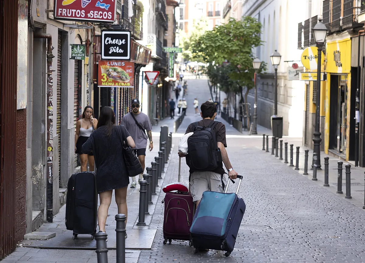 Consumo impone a Airbnb el bloqueo de más de 65.000 anuncios ilegales de pisos turísticos