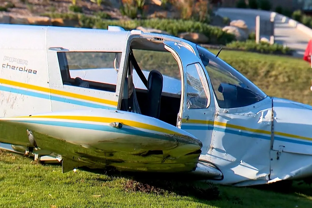 Momento en el que una avioneta aterriza de emergencia en un campo de golf