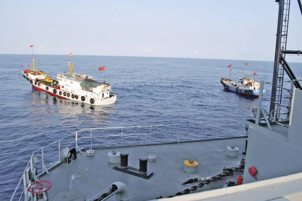 China acusa a un barco filipino de chocar contra su guardia costera y responde disparando cañones de agua