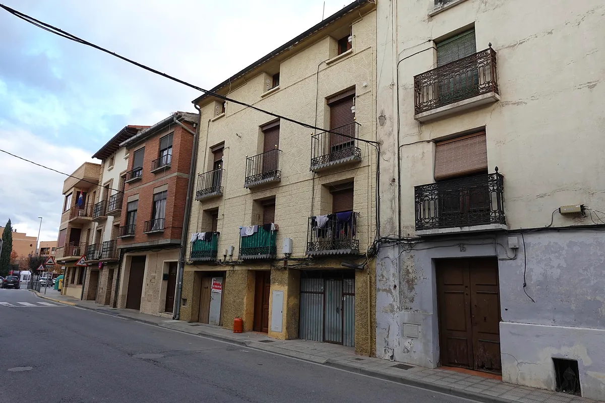 La vida de la niña  vendida  por 5.000 euros y cinco botellas de whisky: intervenciones de los servicios sociales en Navarra durante años y cama de matrimonio con un adulto en Lleida