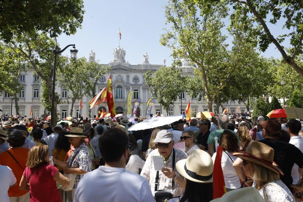 Centenares de jueces, fiscales y civiles abarrotan la entrada del...