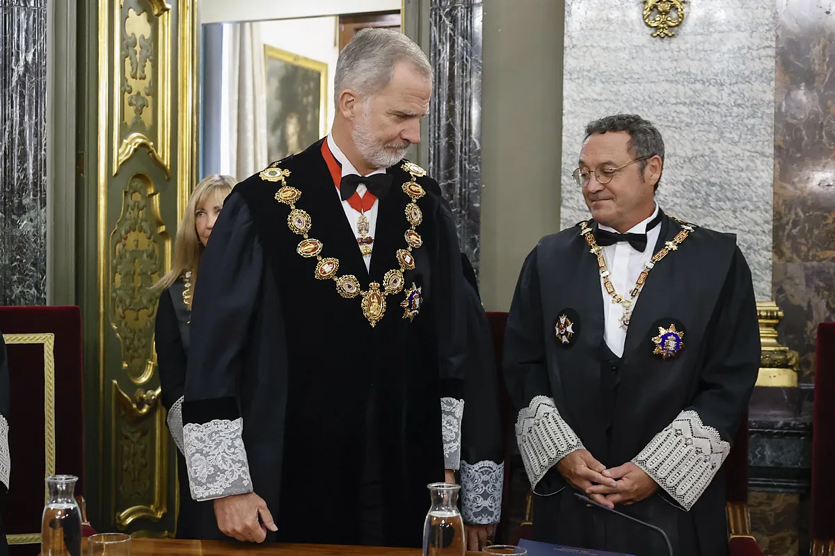 Ir a misa y luego querer hundir al fiscal general del Estado