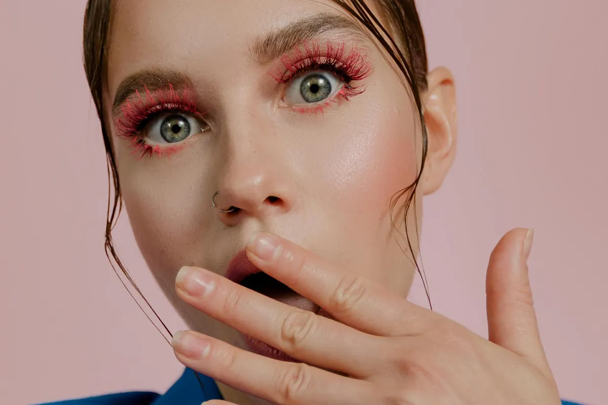 Más allá del eyeliner negro: los 6 colores que rejuvenecen la mirada y se llevan este otoño de 2025