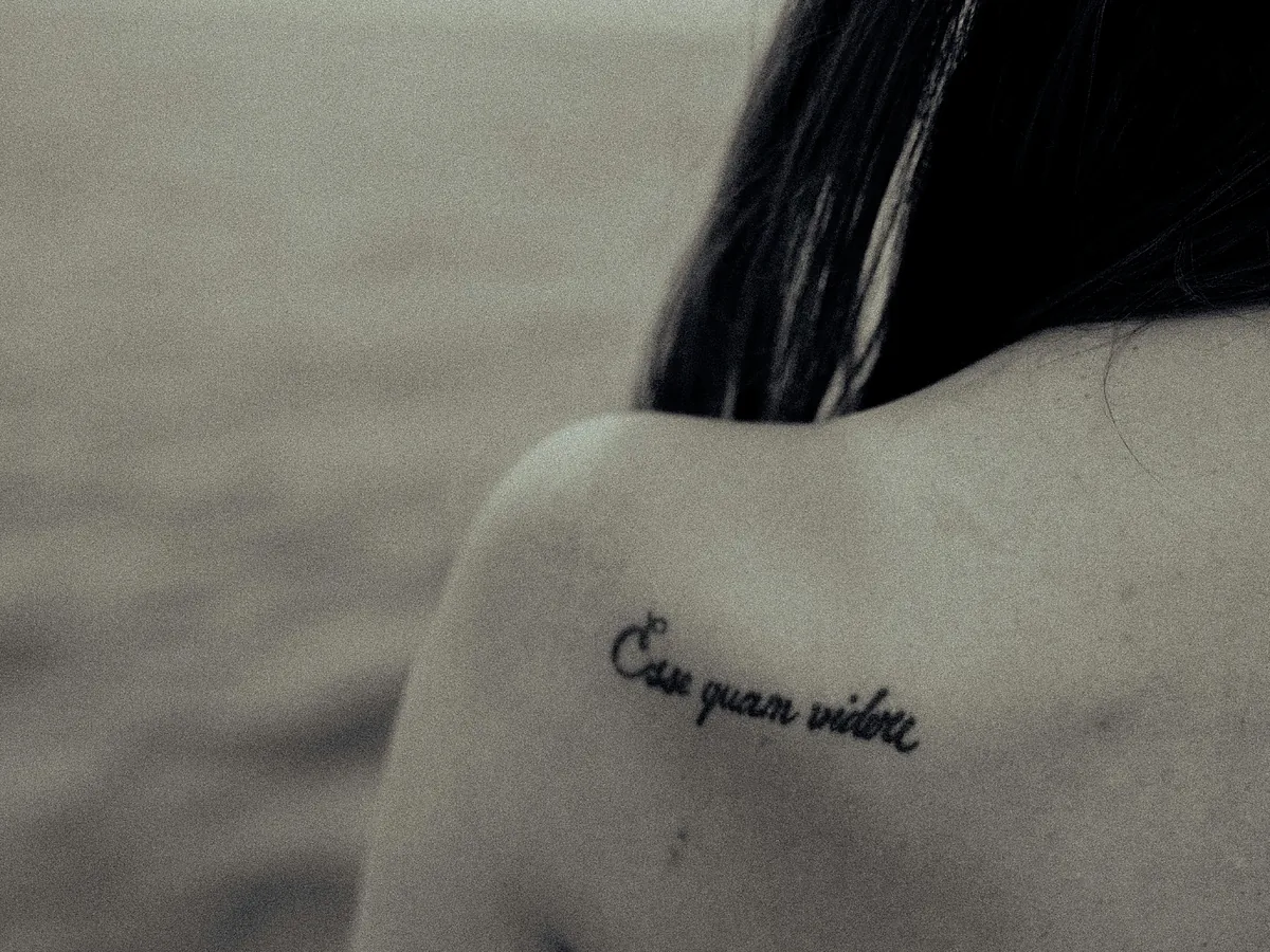50 ideas de frases para tatuarse en la espalda: cortas, originales y con significado