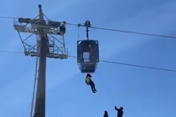 16 personas atrapadas en un telecabina de Sierra Nevada y otras incidencias del apagón en Andalucía