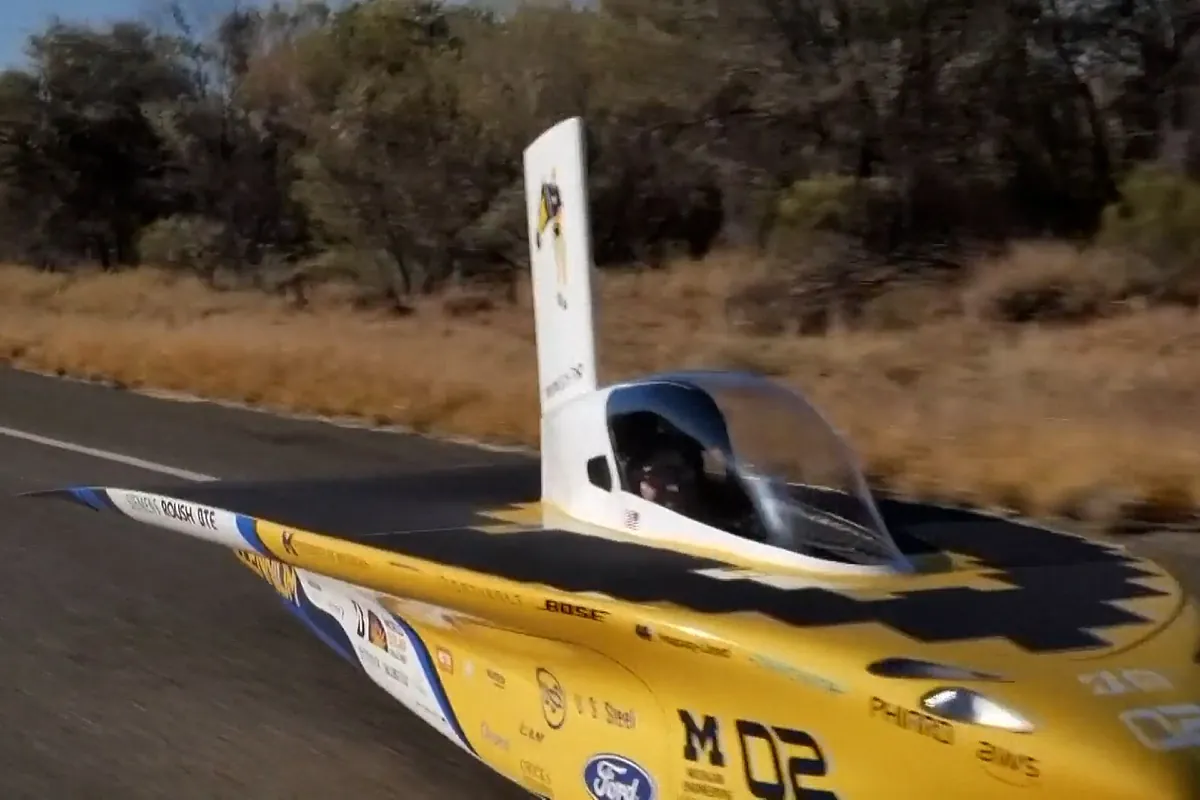 Una curiosa carrera de coches solares atraviesa el desierto australiano
