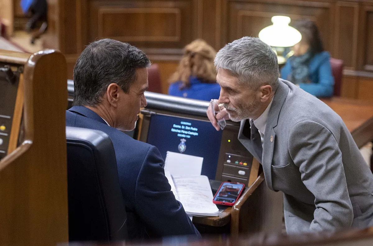 Sánchez intenta blindarse de la 'crisis Marlaska' mientras IU lo pone bajo vigilancia