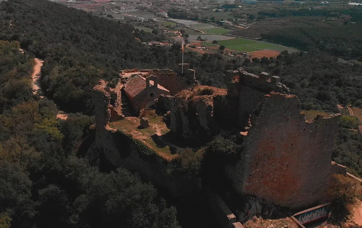 Este antiguo pueblo del Maresme oculta una joya del siglo XIII: un auténtico bastión militar de la época