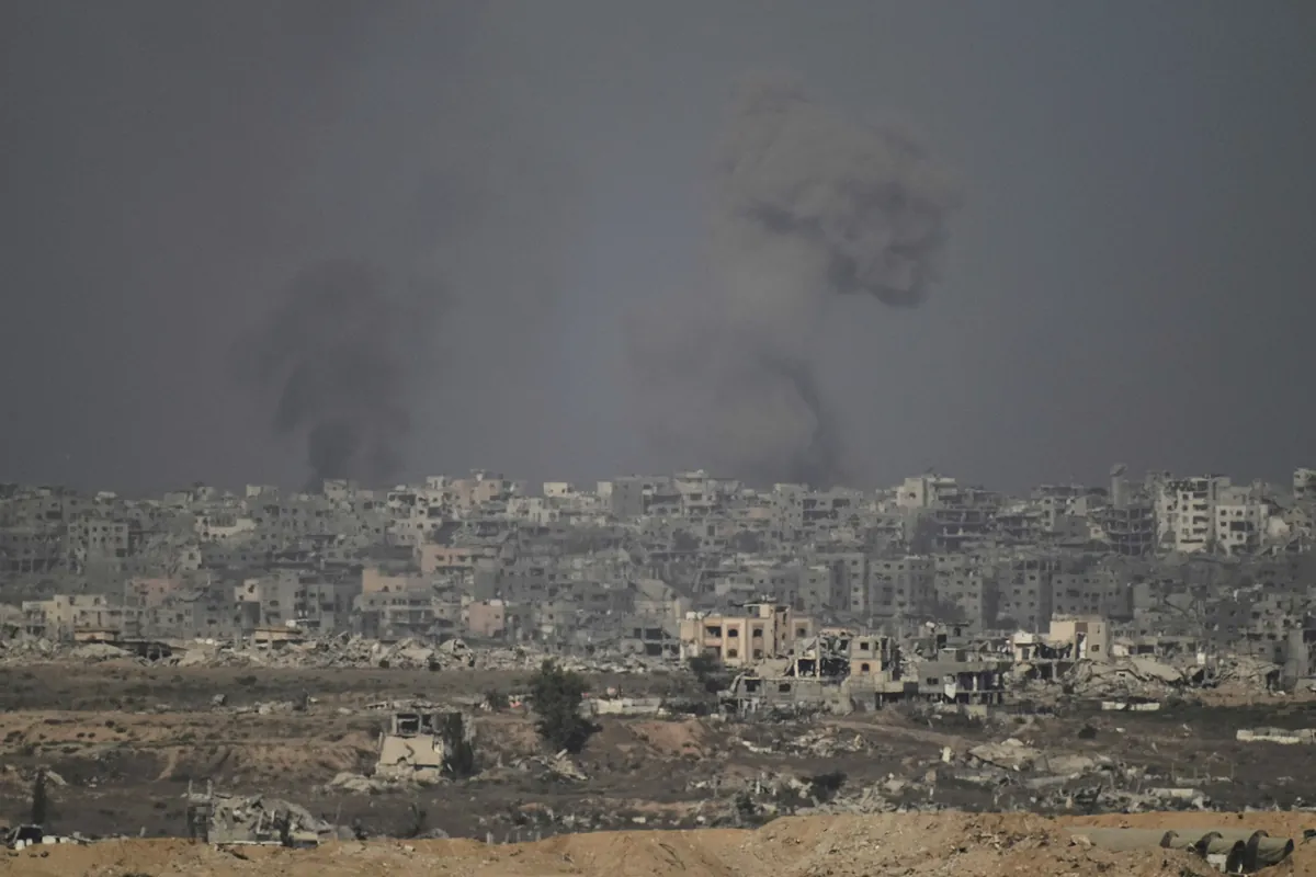 El ministro de Defensa israelí afirma que "Gaza arde" tras intensificar los bombardeos sobre la Franja