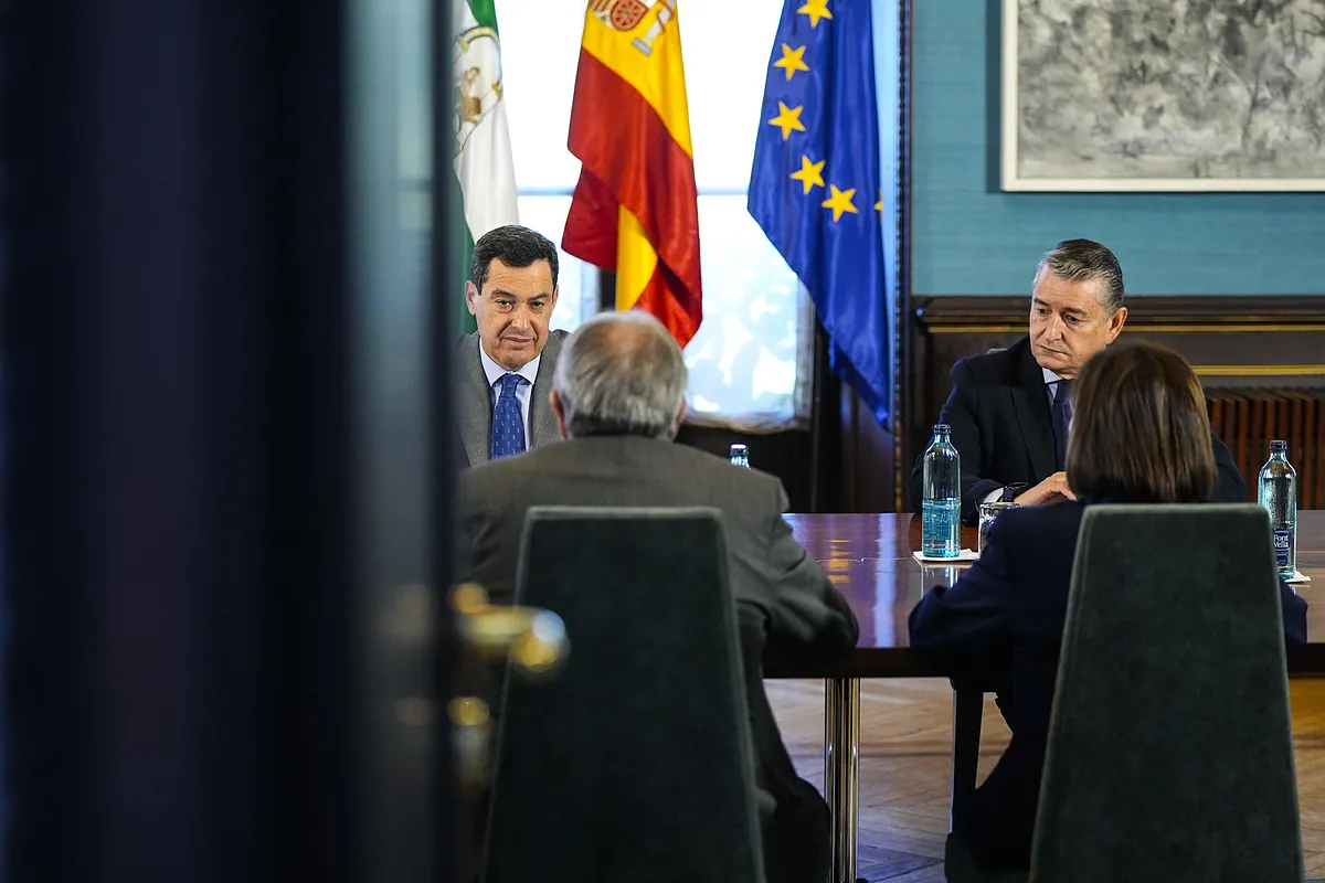Juanma Moreno encomienda a su número dos, Antonio Sanz, la gestión de la sanidad tras la crisis por los cribados del cáncer de mama