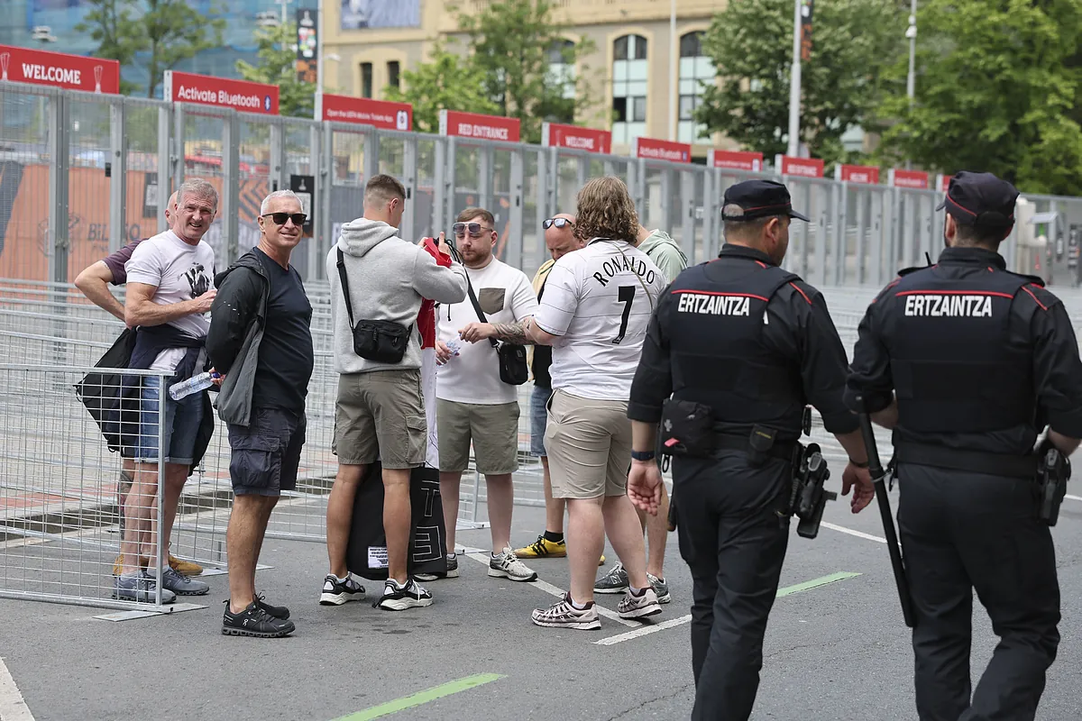 'Bobbies', ertzainas, guardias civiles y policías ya blindan Bilbao y controlan la marea de los 55.000 británicos del United y Tottenham