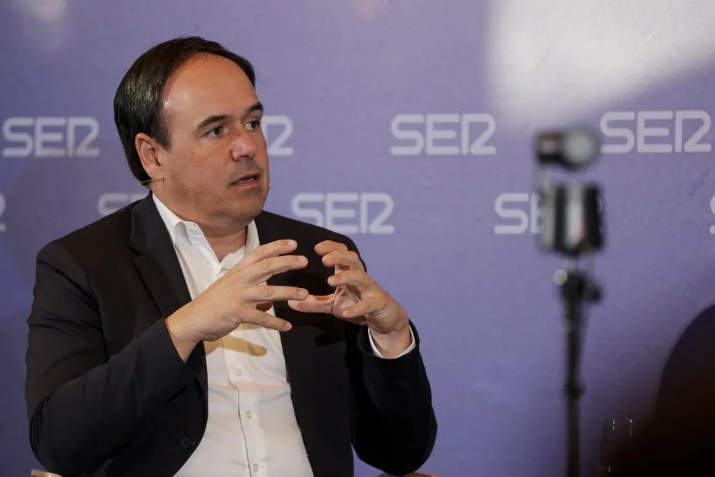 Llorca se remite a los estatutos del PP para evitar pedir a Mazón el acta de diputado y pide esperar a una hipotética imputación