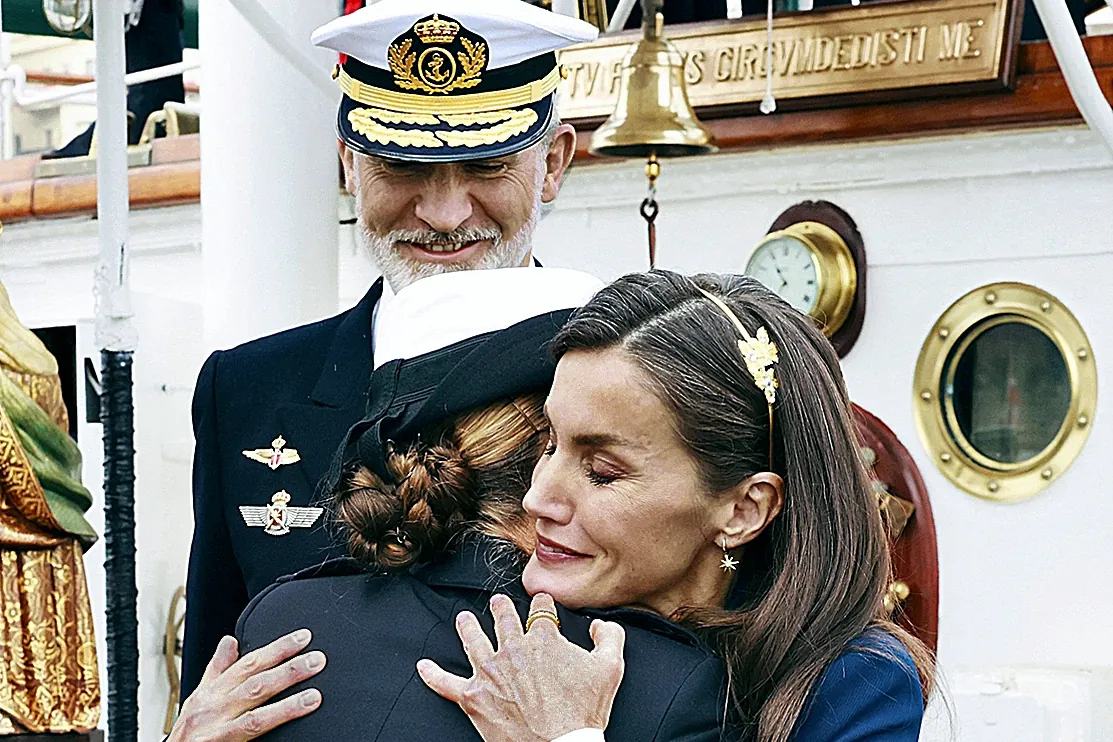 La reina Letizia visita a Leonor en Panamá en la escala de Elcano