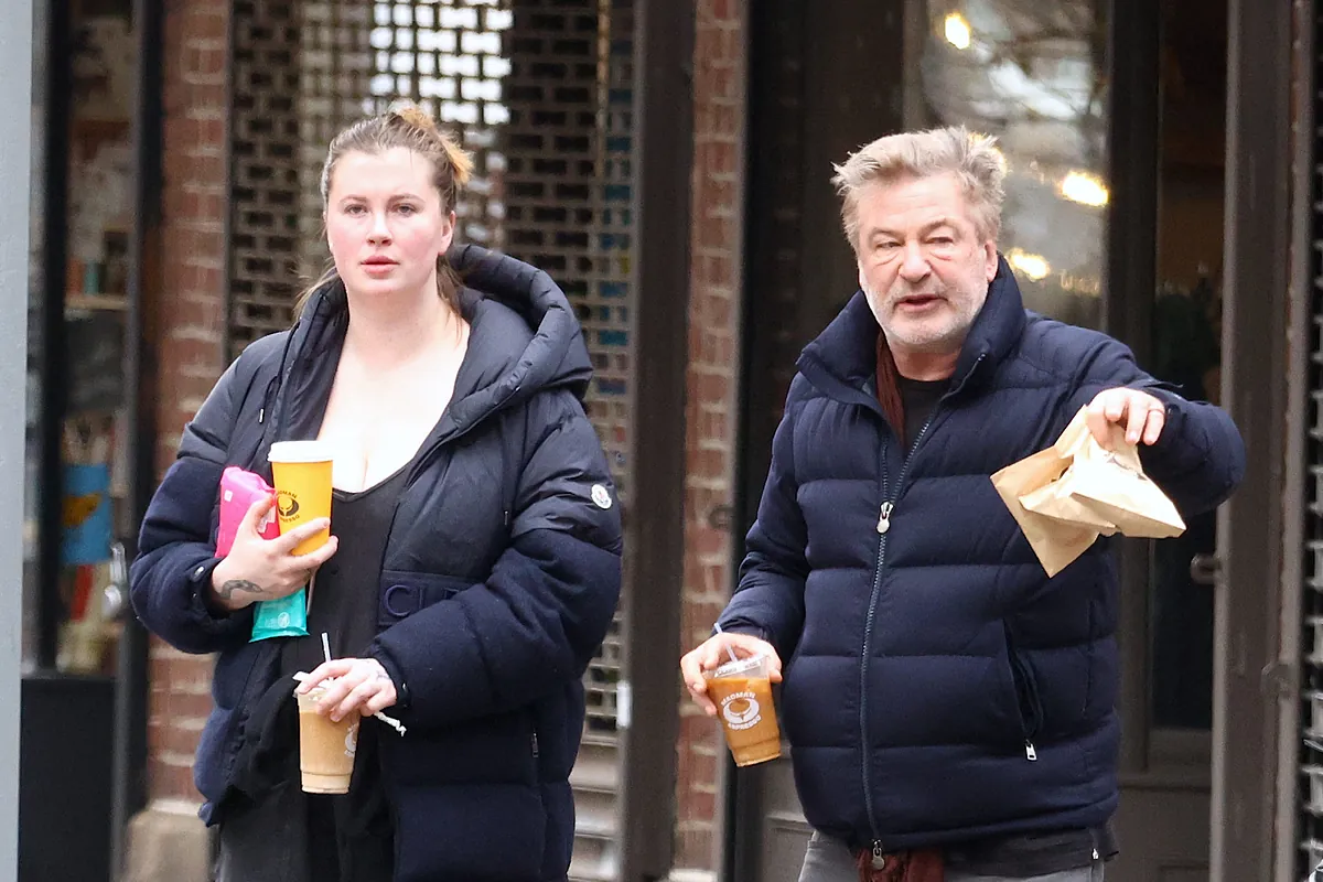 Ireland, la hija de Alec Baldwin y Kim Basinger, recuerda su infancia "solitaria" y critica a su familia "narcisista": "Crecí sin dos padres en casa y sin hermanos a los que recurrir"