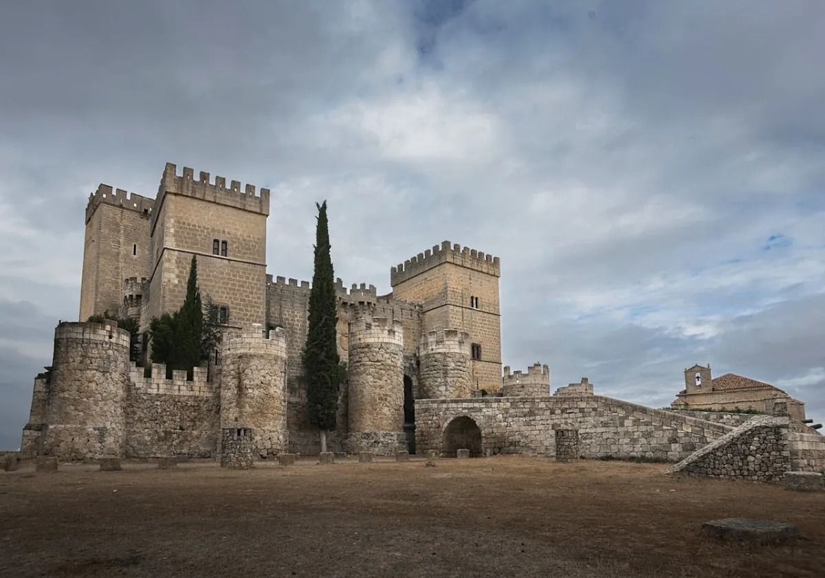 El pueblo de Palencia que merece la pena visitar: tiene uno de los castillos medievales mejor conservados y preciosas calles porticadas
