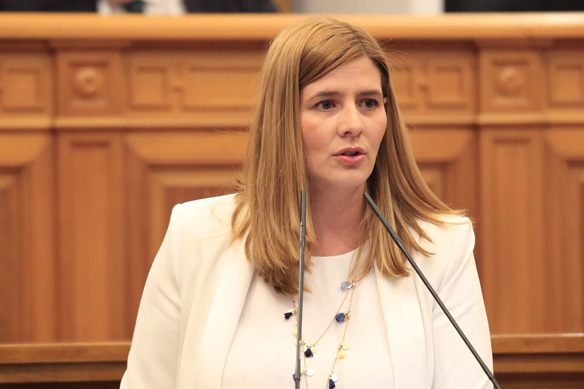 El PP abrirá expediente a un concejal de Cuenca que brindó con una bandera franquista