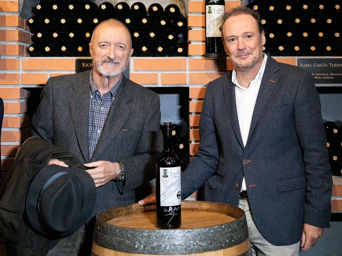 Arturo Pérez-Reverte, Bodegas Protos'ta yeni Zenda-Edhasa macera kitapları koleksiyonunu sunuyor