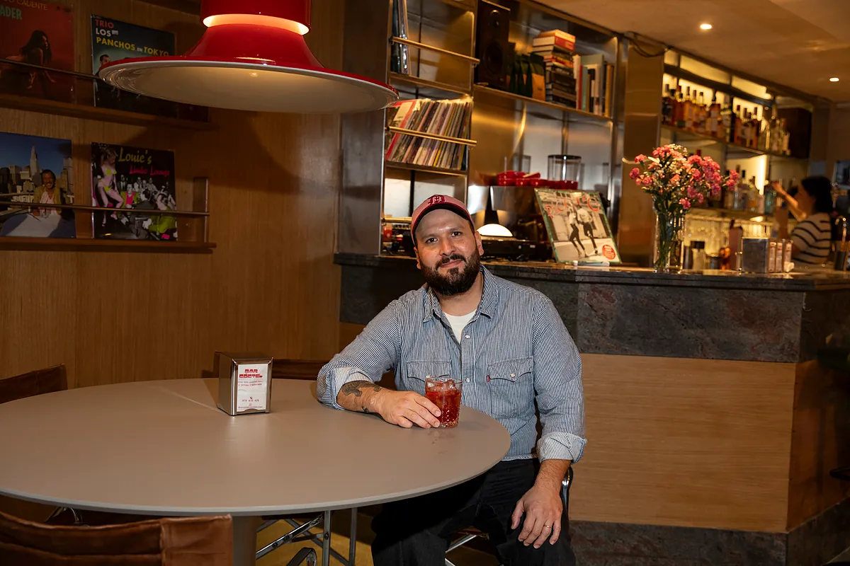 El mexicano con bares de barrio que seducen hasta a Rosalía: "La gente 'rockstar' quiere sentarse en un bar normal sin que la molesten"