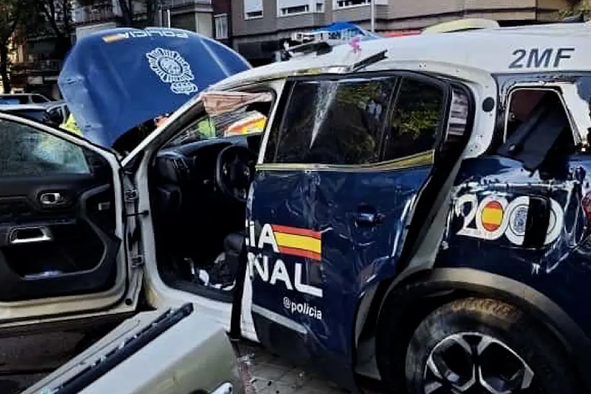Cuatro heridos en Ciudad Lineal al colisionar un coche de la Policía Municipal y otro de la Nacional