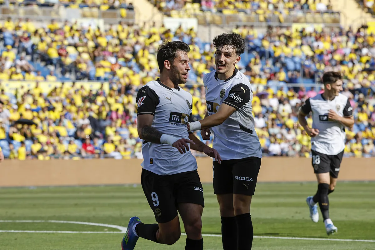El Valencia alza la mirada a Europa tras hundir a Las Palmas