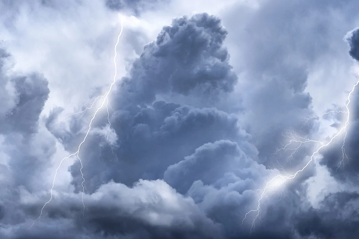 La borrasca Nuria pone hoy en aviso a 18 provincias por lluvias, tormentas, viento y oleaje