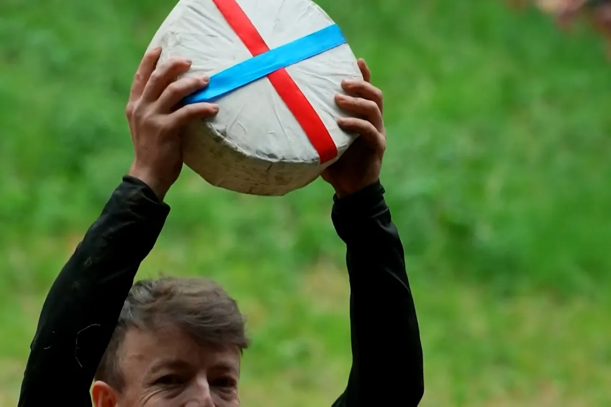 La peculiar y arriesgada carrera que lleva siglos celebrándose y cuyo trofeo es un queso