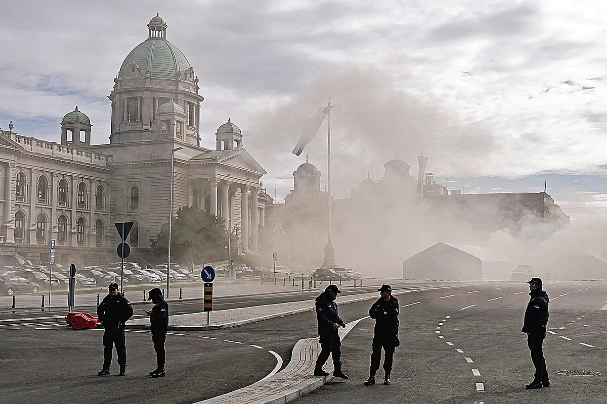 El presidente de Serbia empieza a ganar el pulso de los manifestantes un año después, pero se hunde en la polarización