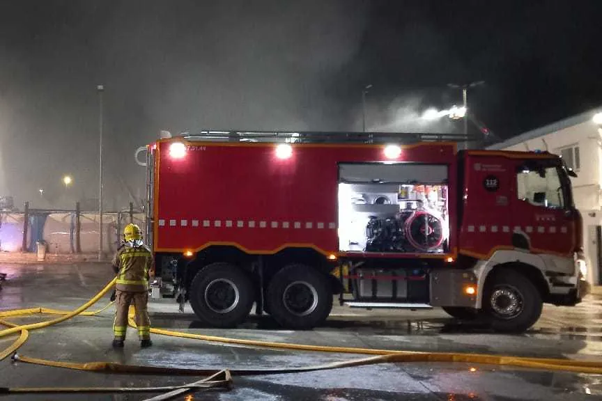 El incendio de un colchón en una vivienda de Sant Adrià del Besòs (Barcelona) deja tres heridos, dos de ellos menores, en estado grave