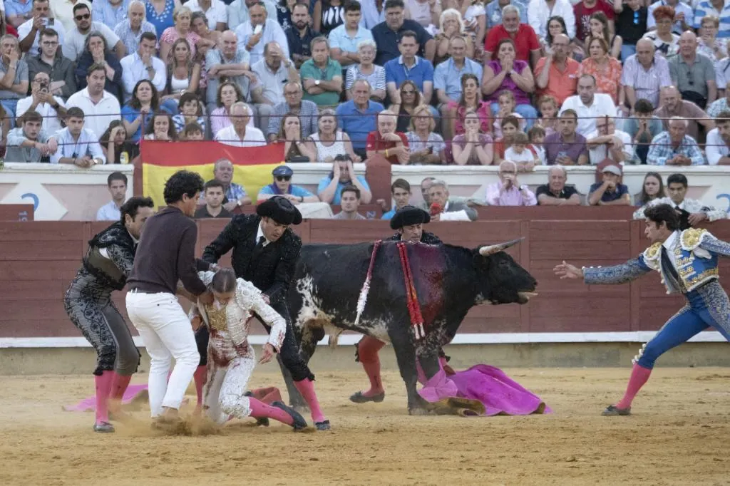 Olga Casado, dos veces volteada, destaca en Cuenca: Manzanares corta la única oreja