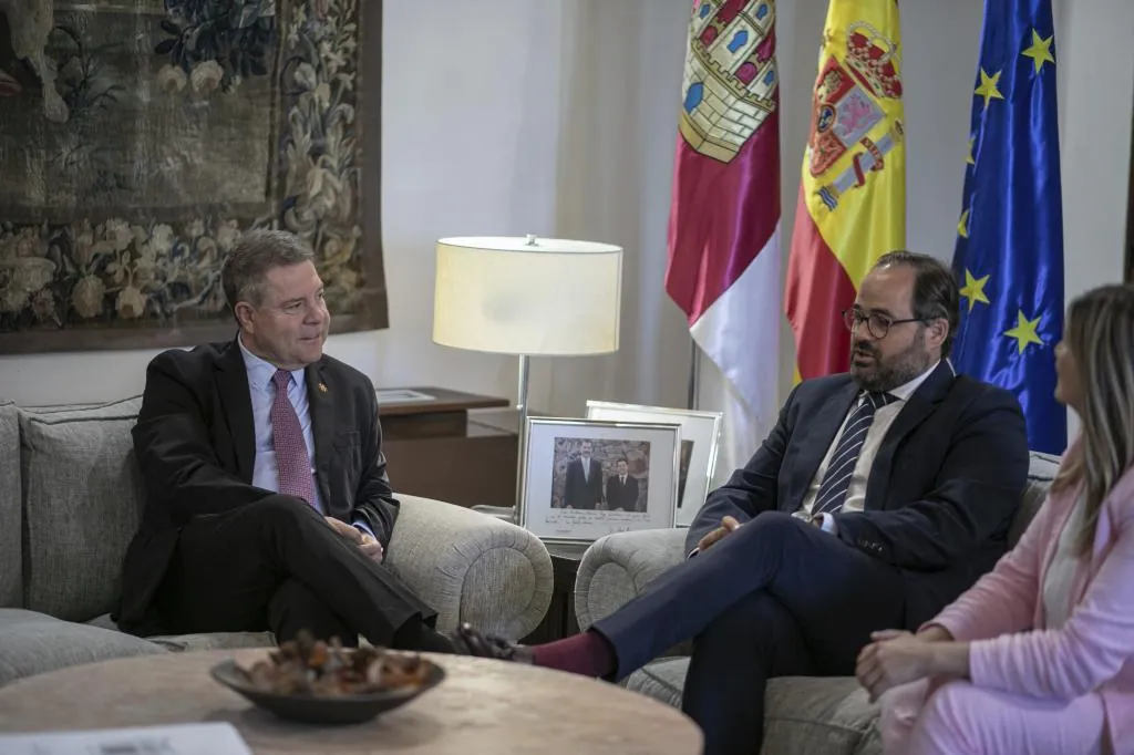 El PSOE de Page logra un acuerdo con el PP para la reforma del Estatuto de Autonomía de Castilla-La Mancha que sube el número de diputados de 33 a 55