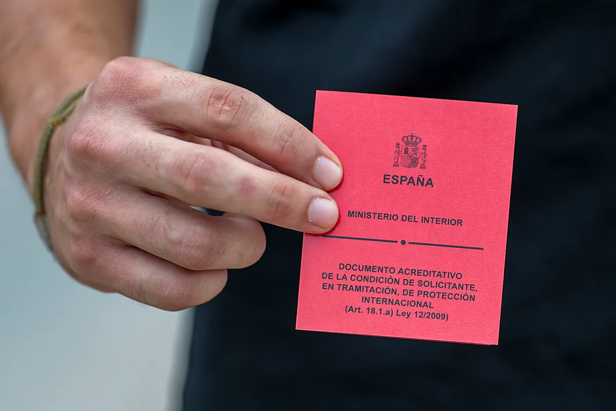 De Sudamérica a Melilla a por la ansiada tarjeta roja : así funciona la vía exprés de los papeles