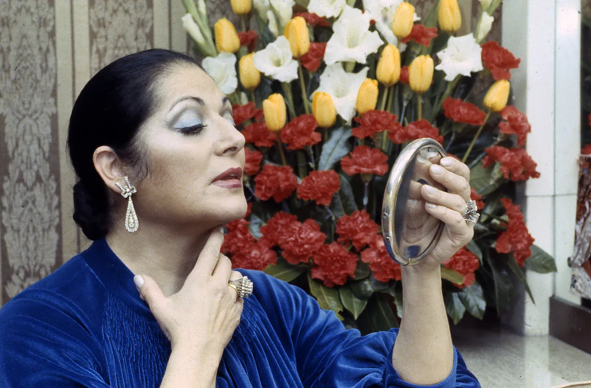 Juanita Reina, candelita de oro, emperaora de la copla y con la Macarena en nómina