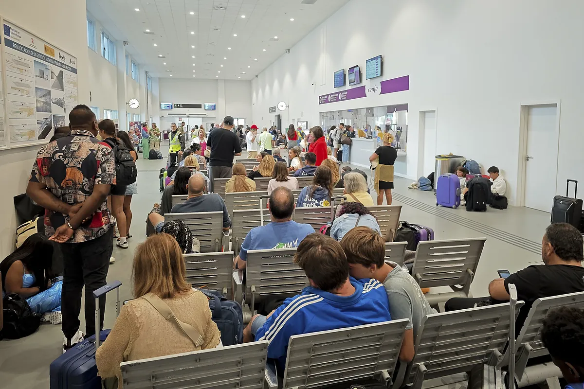 Trenes evacuados, autobuses y coches de alquiler... la odisea para viajar entre Galicia y Madrid en medio de los incendios:  Nos costó dos días volver a casa y más de 400 euros 