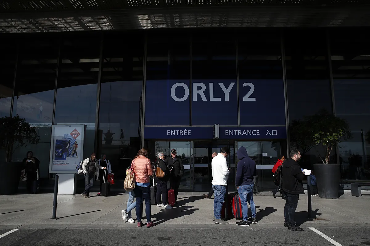 Una avería en el control aéreo obliga a suspender al menos 130 vuelos en el aeropuerto parisino de Orly