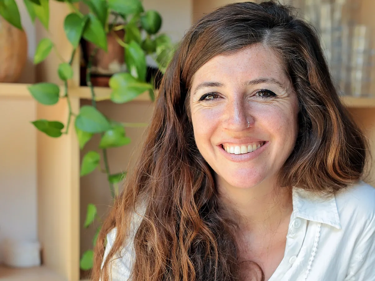 Marta León, especialista en salud hormonal femenina: "Cenar cuando ya ha anochecido confunde a nuestro reloj interno; el cuerpo recibe luz artificial y comida cuando deberíamos darle oscuridad y ayuno"