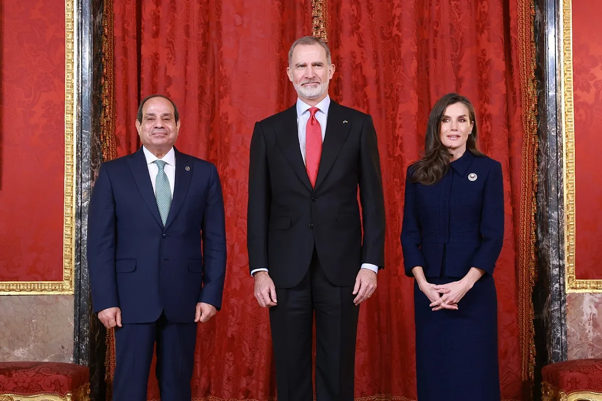 Los Reyes visitan Egipto, región fundamental para la paz en Oriente, en medio de los ataques de Israel a Gaza