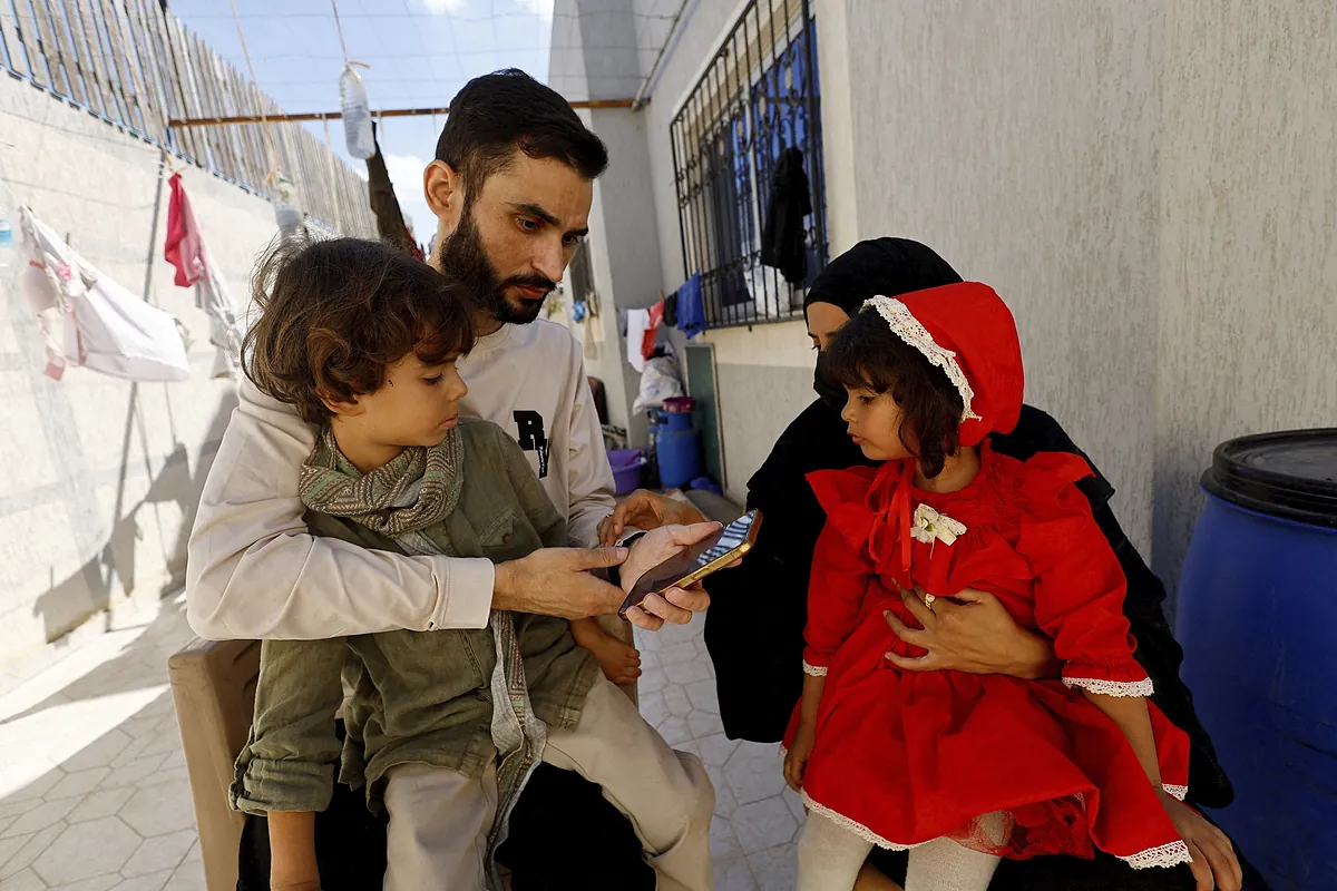 El fotoperiodista encarcelado por Israel al que le dijeron que su familia había muerto: "Vi a mi esposa y a mis hijos vivos. En medio de la muerte, la vida"