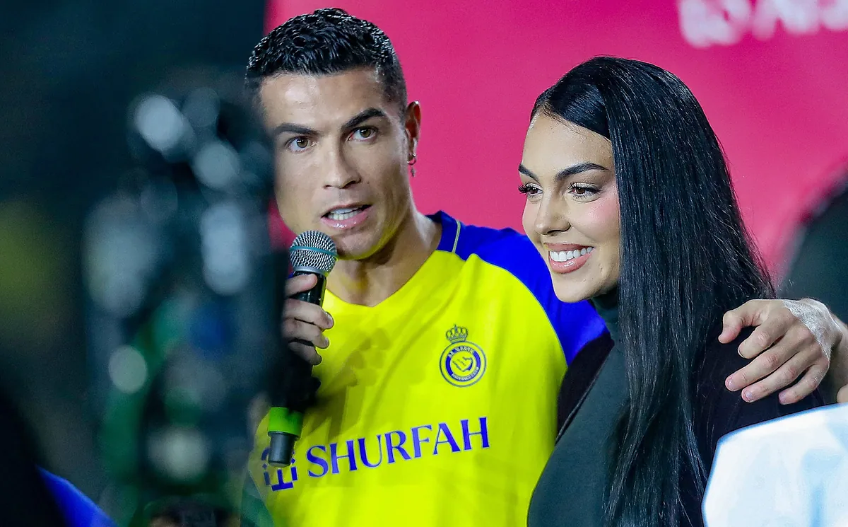 El primer posado de Cristiano y Georgina desde que anunciaron su compromiso: en un evento de la clínica de pelo del futbolista