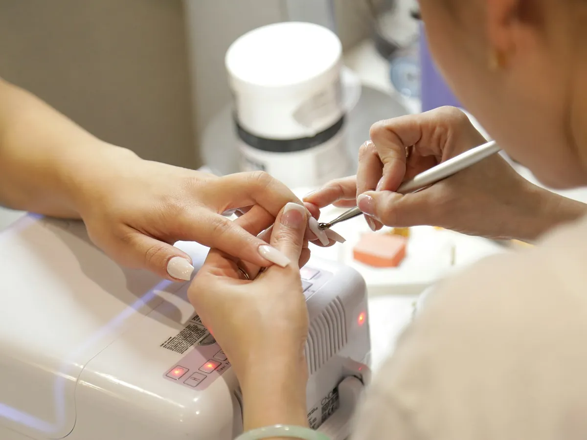 ¿Cómo saber qué forma de uñas te sientan mejor según la forma de tus manos?