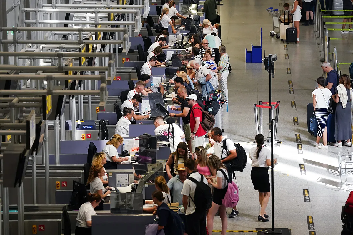 Más de medio centenar de personas sin hogar pernoctan a diario en el aeropuerto de Málaga
