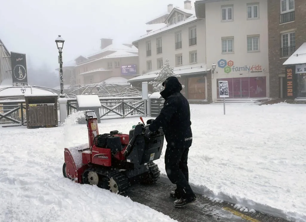 Nieve, olas de 6 metros y rachas de viento de hasta 90 km/h mantienen en aviso a media España