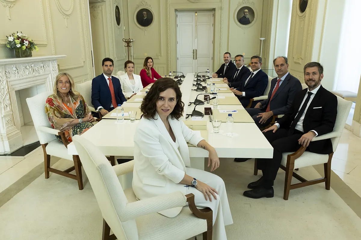 Examen a dos años 'en guardia' de los consejeros de Ayuso: dos desafíos en Vivienda y Educación, una "joya" oculta y sin remodelación hasta 2027