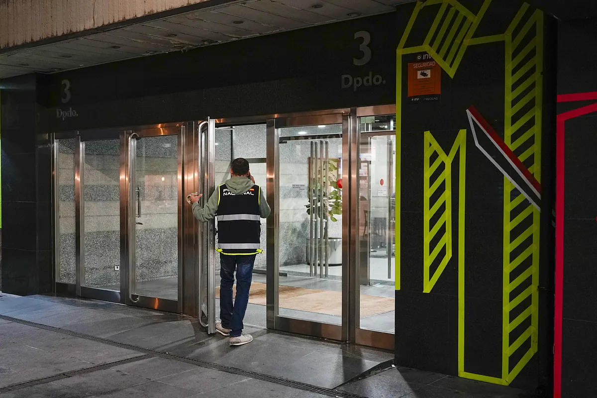 En mi comunidad de vecinos siempre dejan la puerta abierta: ¿Es legal cerrar con llave el portal?