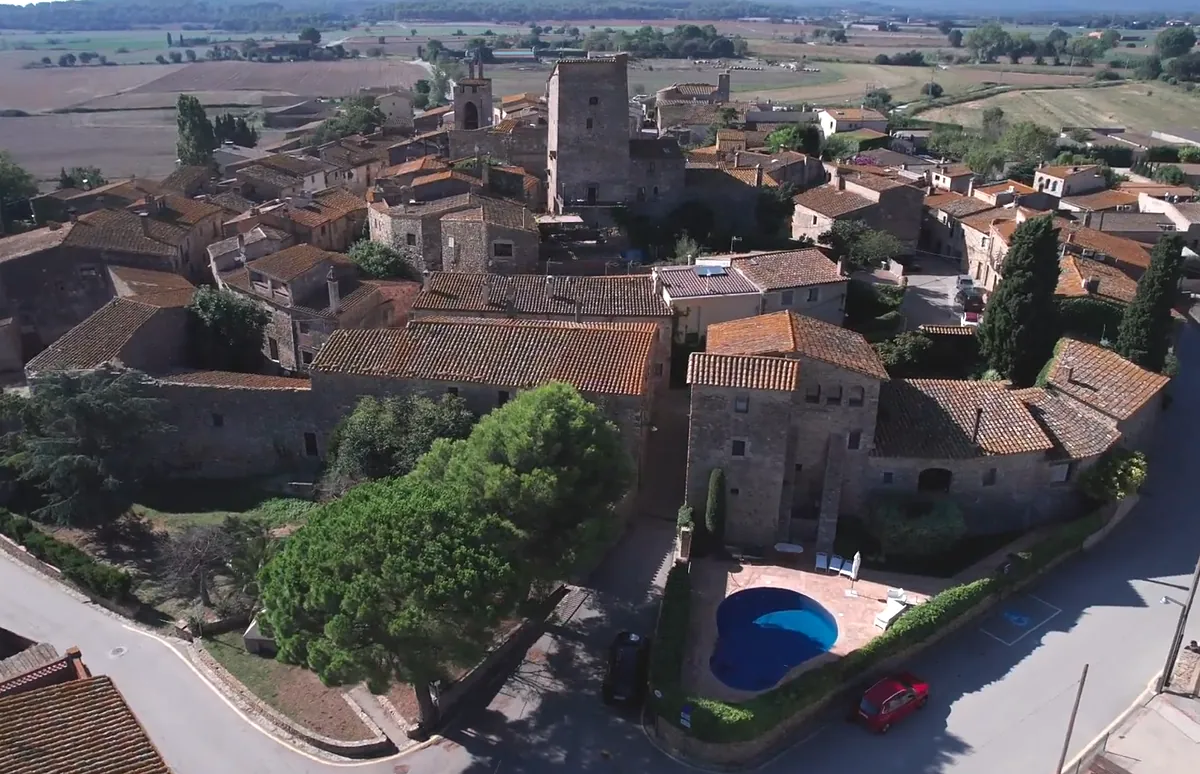 El encantador pueblo medieval de Girona que parece detenido en el tiempo: famoso por sus manzanas y perfecto para perderte entre sus calles