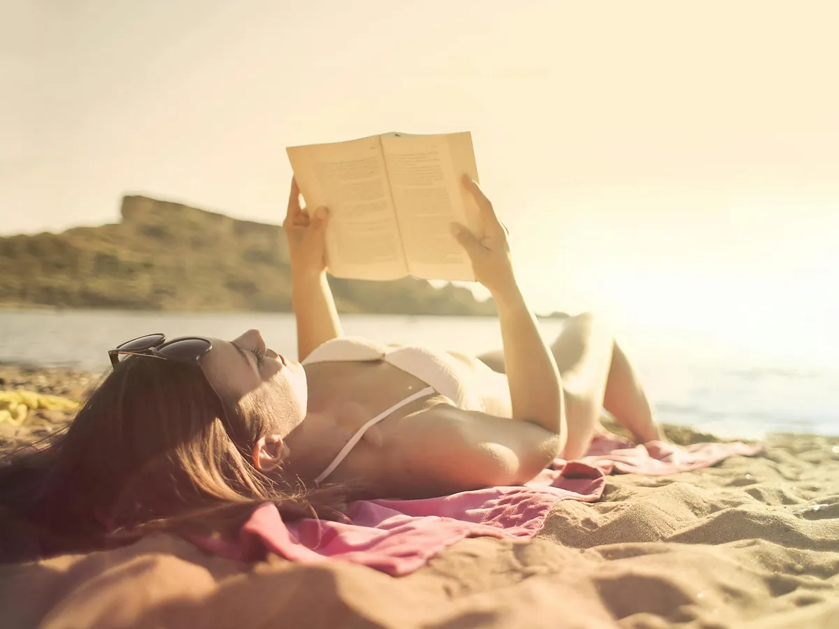 Las 10 novelas que deberías llevarte a la playa este verano: adictivas, bien escritas y perfectas para desconectar