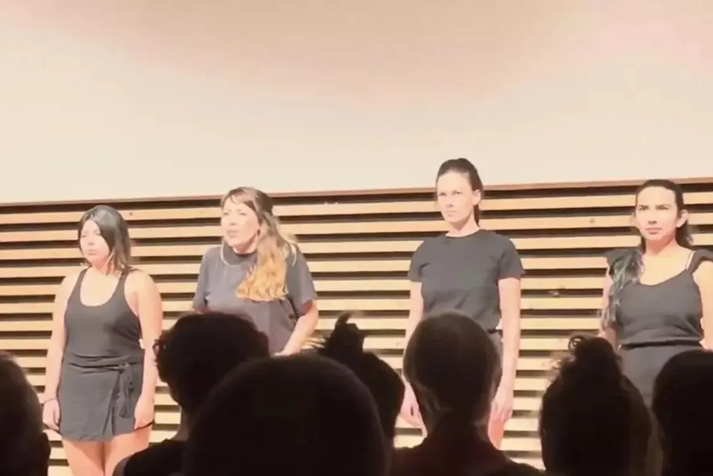 “Catalanfoba” olarak düşündükleri Latin Amerikalı kadınların bir tiyatro şirketine karşı bağımsızlık tacizi