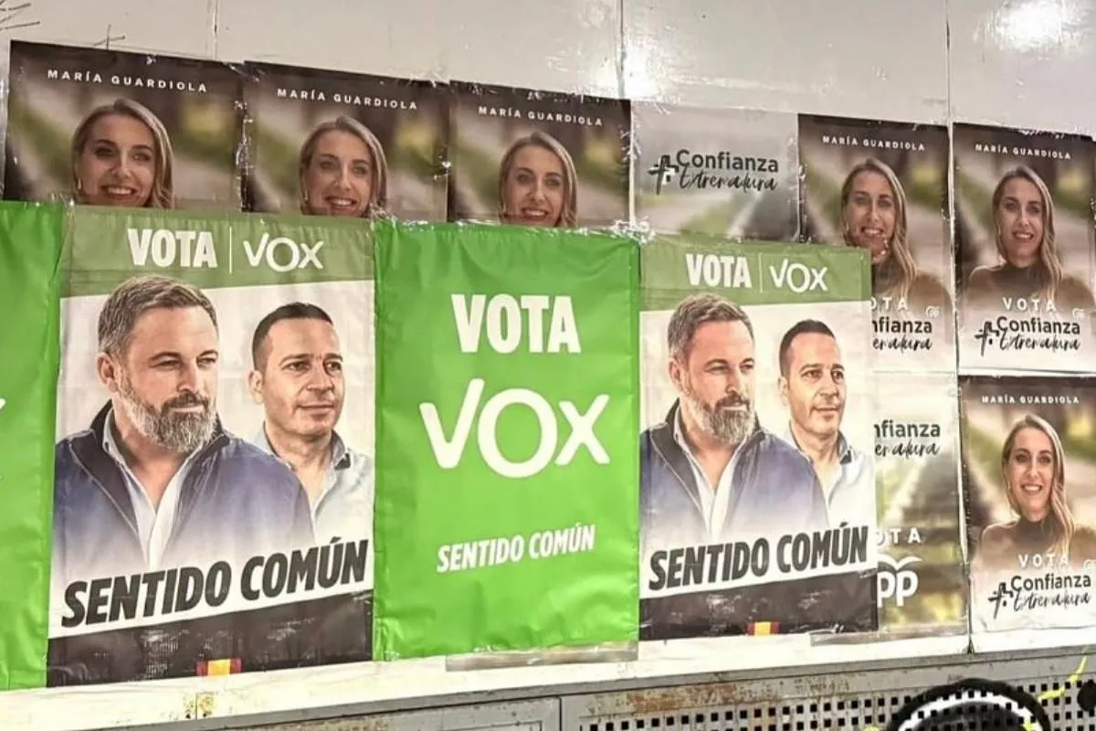 El PP denuncia que Vox quita sus carteles electorales en Extremadura