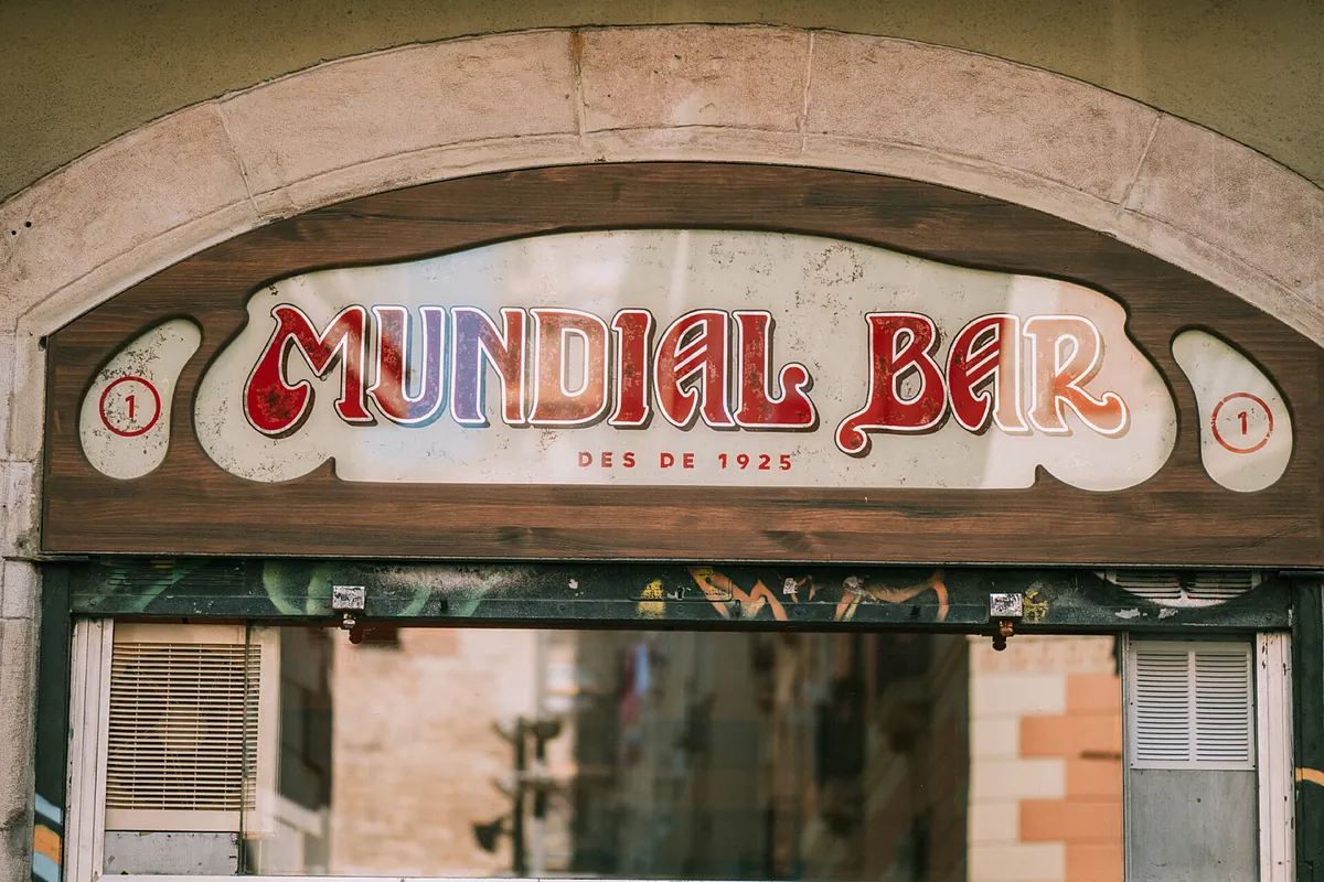 Tapas tradicionales y bocadillos con sabor a mar: así es el mítico bar de Barcelona que reabre 100 años después de su apertura