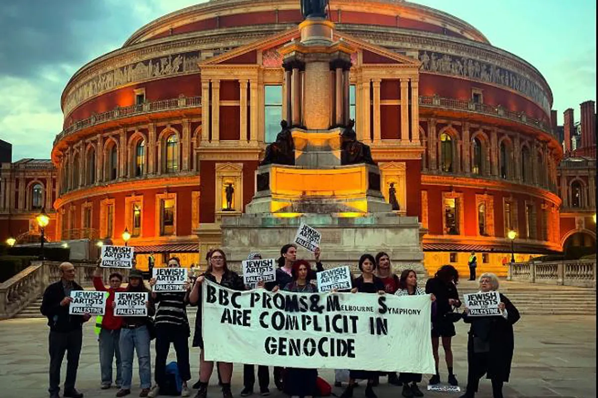 Un grupo de artistas judíos a favor de Palestina interrumpe un concierto de la BBC en Londres