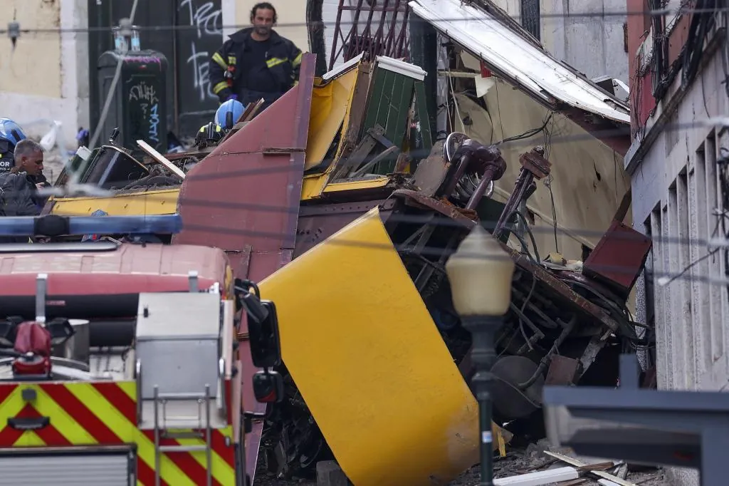 El funicular de Lisboa en el que murieron 16 personas descarriló por el fallo de un cable